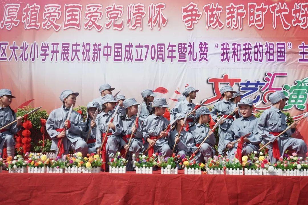 路牌铁杆占道 市民盼望挪挪​
